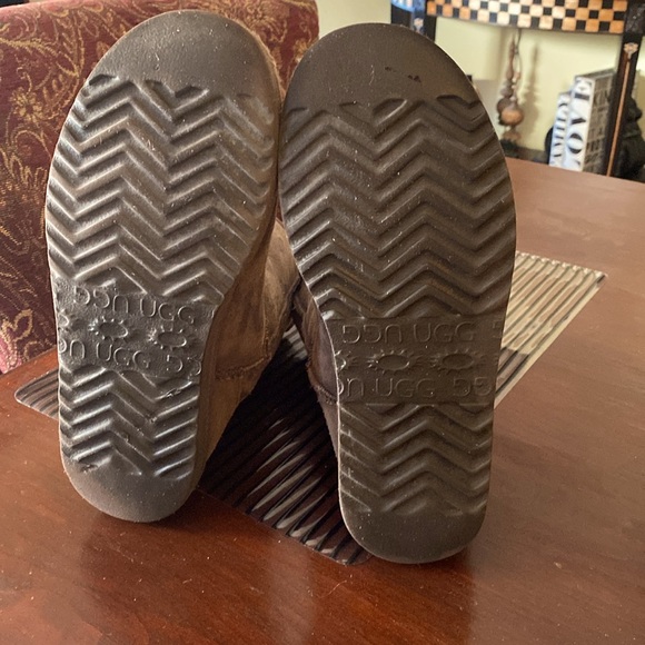 Classic UGG Short ll Women’s Brown Boots, Size 8 - Picture 4 of 5